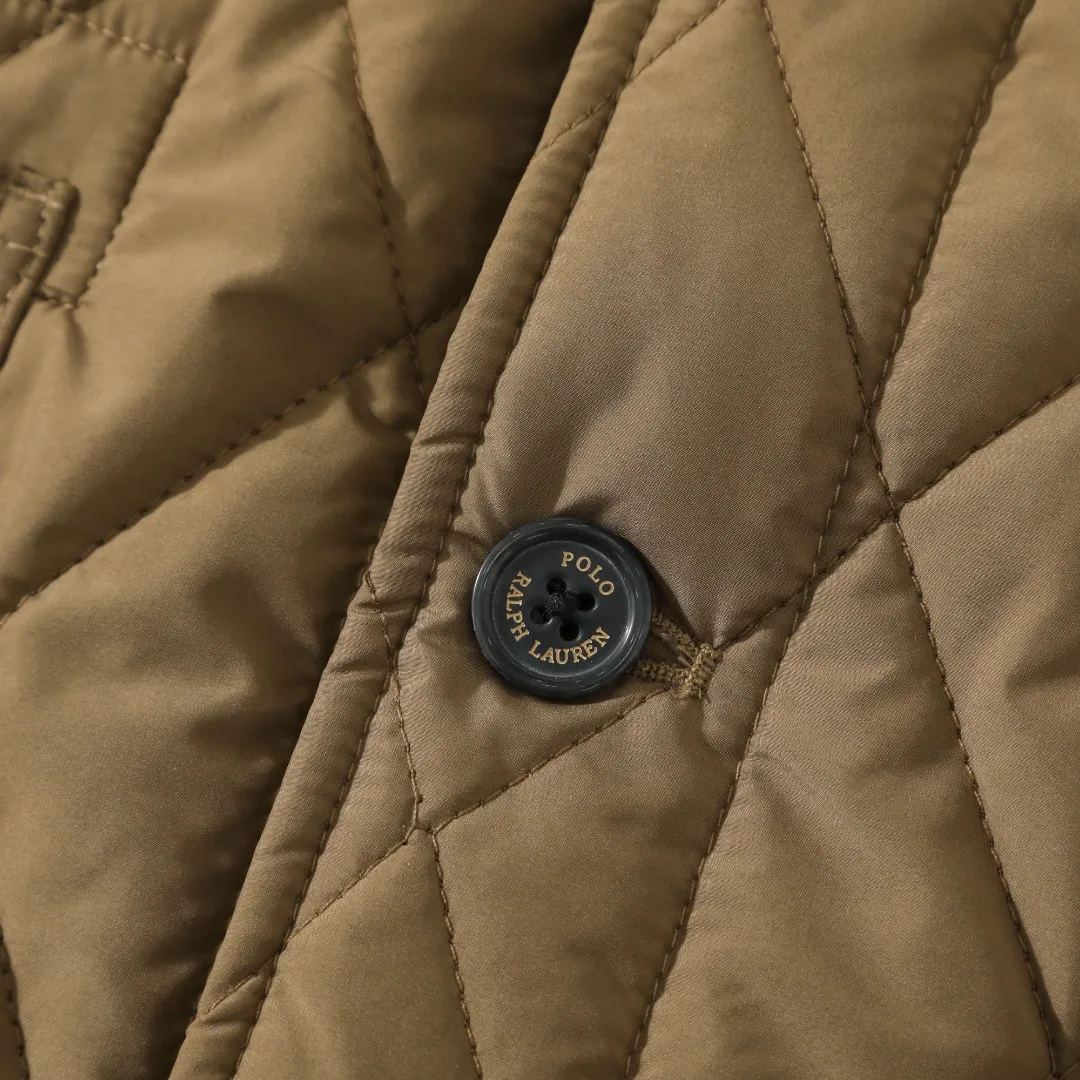 P370 #R50 Ralph Lauren/Ralph Lauren classic old money style workwear rhombus retro cotton jacket. Inspired by retro workwear, it reshapes the contemporary British style. Imported machine-pressed diamond quilting technology, every quilting line is accurately aligned, and the details are full of ingenuity; three-dimensional tailoring creates a neat H-shaped silhouette, and it can still remain light and straight when worn in multiple layers in autumn and winter. Customized metal buttons, low-key embellished textured corduroy lapel design, full of retro atmosphere, 37.5° temperature control black technology, breathable and moisture-proof, locks in temperature and sweat, waterproof and snow-proof fabric, no fear of bad weather, anti-run cotton patented technology, warm and soft, long-wearing without deformation, five high-end colors: navy | khaki | black | green | brown, easily suitable for commuting, leisure, and travel. Wearing one piece gives off a calm temperament of "old money style", and you can have both style and warmth in low-temperature weather.  Color: Navy blue, black, khaki, military green, brown Size: S M L